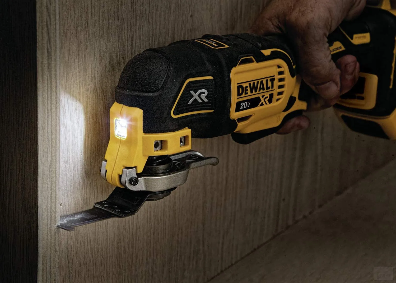 DEWALT 20V MAX* XR® Brushless Cordless 3-Speed Oscillating Multi-Tool Kit [DCS356D1]