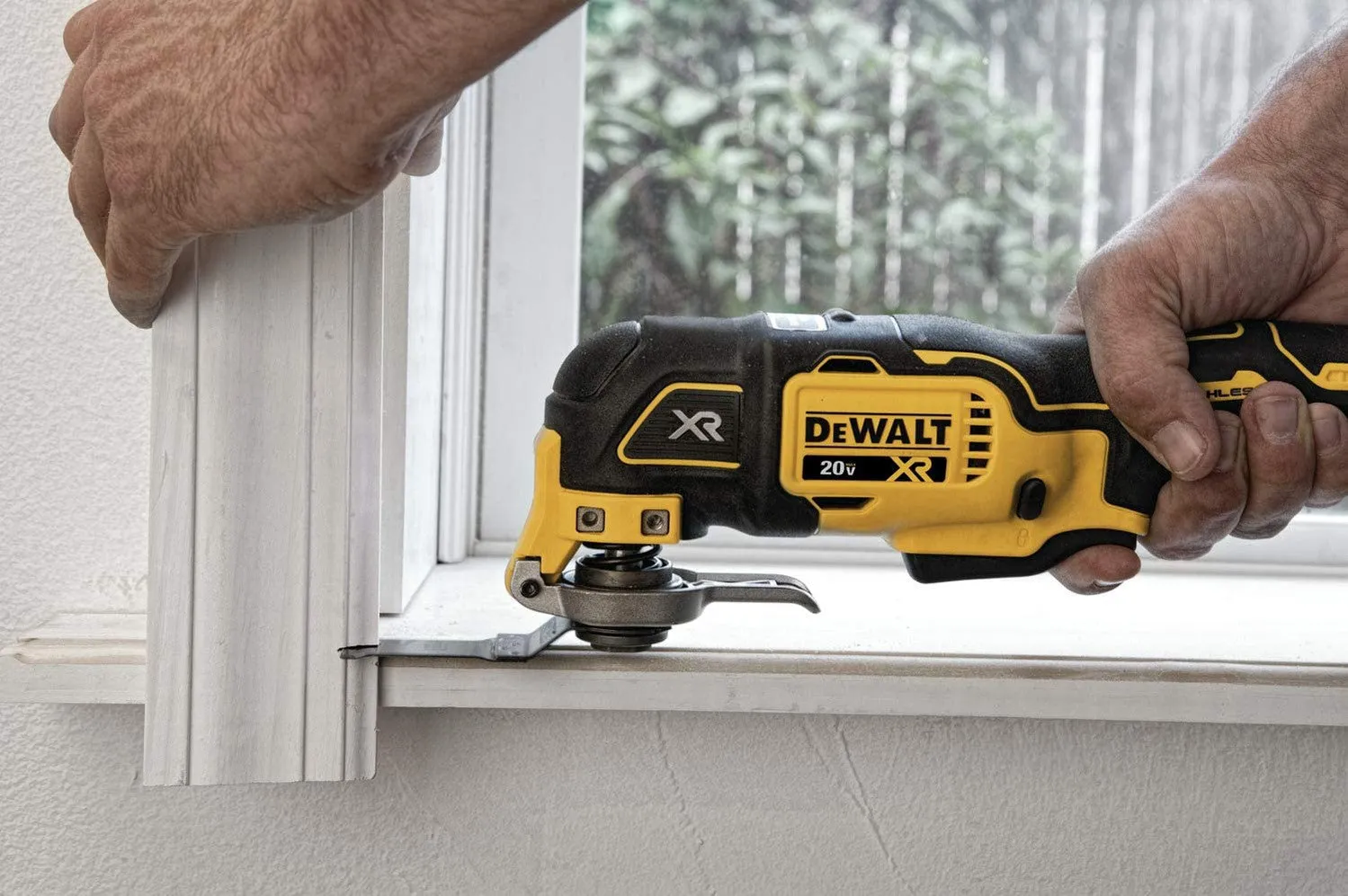 DEWALT 20V MAX* XR® Brushless Cordless 3-Speed Oscillating Multi-Tool Kit [DCS356D1]